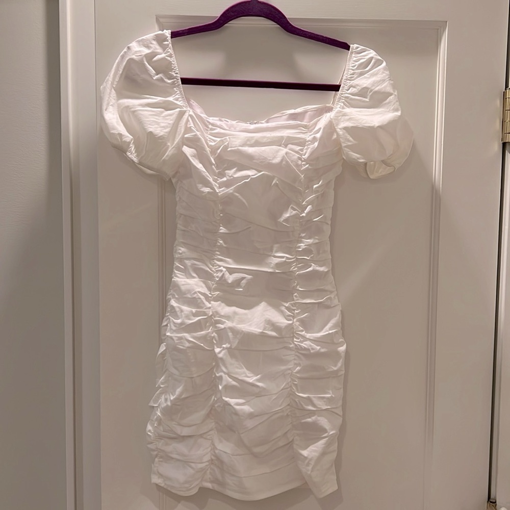 Superdown rouched white dress with trendy puff sleeves. XXS
